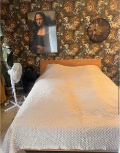 een slaapkamer met een bed en een klok aan de muur bij Urban Art Studio Köln City in Keulen