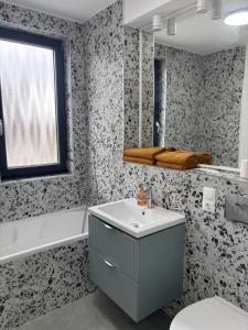 Koupelna v ubytování Primera Apartments + 47 fotografií