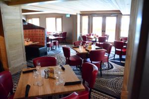 Restoran või mõni muu söögikoht majutusasutuses Moose Hotel and Suites
