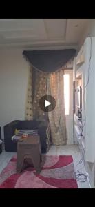 ein Wohnzimmer mit Sofa und Tisch in der Unterkunft Aswan in Naj‘ al Maḩaţţah