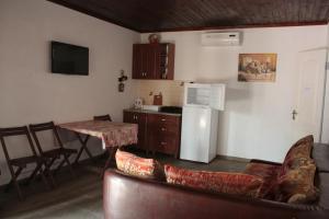Kuchyň nebo kuchyňský kout v ubytování Akvitaniya Mini-Hotel