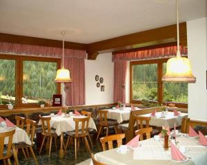 Reštaurácia alebo iné gastronomické zariadenie v ubytovaní Gästehaus Elfriede