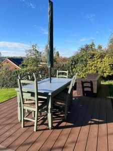 una mesa y sillas en una terraza de madera en Bungalow on the Hill, en Exeter