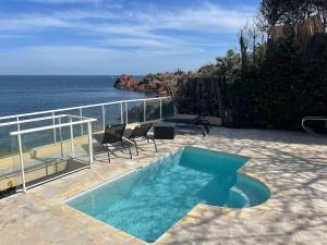 a swimming pool with a view of the ocean at Villa Lou Cade, vue imprenable et plage privée, Théoule-sur-mer in Théoule-sur-Mer
