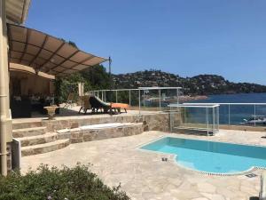 a swimming pool with a view of the water at Villa Lou Cade, vue imprenable et plage privée, Théoule-sur-mer in Théoule-sur-Mer +28 photos