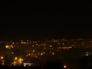 vistas a una ciudad iluminada por la noche en Willa ZŁOTY OGRÓD, en Wieliczka