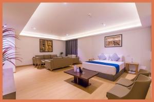 Posezení v ubytování LUXUARY HOTEL SQR INN - Near Kashi Vishwanath Temple - # Restaurant - Lift & Parking Facilities - Fully Air conditioned HOTEL - Top Rated Hotel In Varanasi