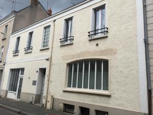 a building with windows on the side of a street at Appartements Rue Lemoine XXL in Angers