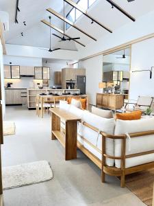アンジュナにあるBoho Luxury Balinese Villa Cafes & Nightlifeのソファとテーブルのあるリビングルーム