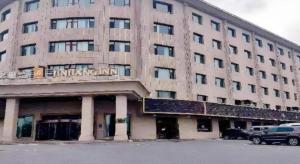 un grande edificio con un cartello sulla facciata di Jinjiang Inn Select Urumqi Midong Avenue a Ürümqi