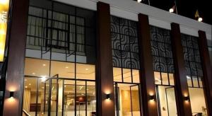 un bâtiment avec de grandes fenêtres éclairées dans l'établissement The Regent Ubon, à Ubon Ratchathani