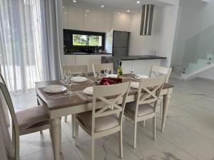a kitchen and dining room with a table and chairs at Central luxury 3 bedroom villa with pool in Paphos City