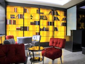 un soggiorno con scaffali gialli con libri di Lavande Hotel Lanzhou Zhengning Road a Lanzhou