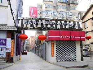 un edificio con segni cinesi sul lato di una strada di Lavande Hotel Lanzhou Zhengning Road a Lanzhou