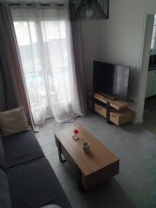 ein Wohnzimmer mit einer Couch und einem Couchtisch in der Unterkunft Pleasant little cottage in Pont-sur-Yonne