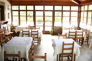 A restaurant or other place to eat at Hotel Valle Las Luiñas