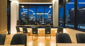 a waiting room with chairs and a bar with a view at Hotel Yaenomidori Tokyo in Tokyo