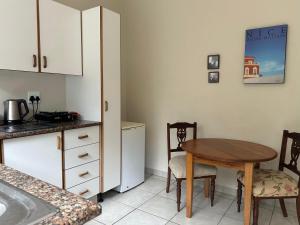 eine Küche mit einem Tisch und einem Tisch und Stühlen in der Unterkunft Douglas Cottage in Pennington + 8 Fotos