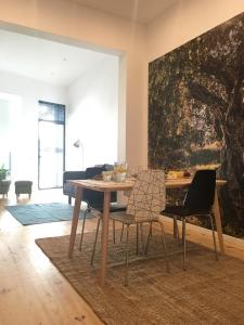 comedor con mesa y sillas en Casa dos Pátios, en Aveiro