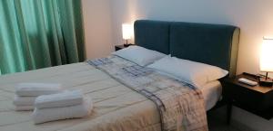 a bedroom with a bed with two night stands and two lamps at Casa Diamante con garage privato gratuito nella struttura in Termoli