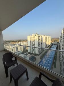 Un balcón con vista a una ciudad con edificios altos. en Central Park, The Rooms 1 & 2 BHK Spacious Pool view apartment, en Gurgaon