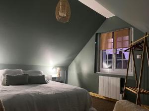 Ένα ή περισσότερα κρεβάτια σε δωμάτιο στο Airelles Spa - Jacuzzi - Sauna - Gîte de charme