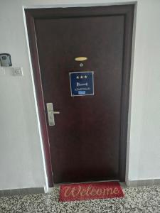 a brown door with a sign on it at Apartman u Velikoj Gorici Željko in Velika Gorica