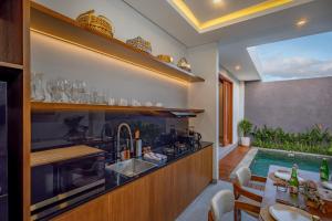 Η κουζίνα ή μικρή κουζίνα στο Karaya Villas Umalas - Free In-Villa Culture Immersion Programs