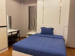 - un lit avec un oreiller bleu dans l'établissement The Lake Cozy 3BR Villa Pattaya, à Ban Huai Yai