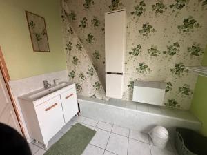 une salle de bain avec un lavabo et un miroir dans l'établissement Chambre La Clé des Songes, à La Celle-sous-Gouzon