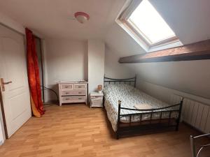 - une chambre avec un lit, une fenêtre et une commode dans l'établissement Chambre La Clé des Songes, à La Celle-sous-Gouzon