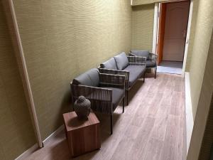 une pièce avec deux canapés et une table avec une table sidx sidx dans l'établissement Chambre La Clé des Songes, à La Celle-sous-Gouzon