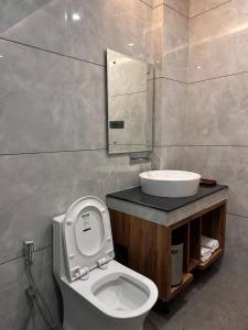 Un baño con un inodoro blanco y un lavabo. en Shree Guest House, en Katra 3 fotos más