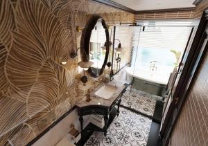 una stanza con un tavolo, uno specchio e una vasca di Lan Ha Bay Overnight Cruises - Booking Center a Cat Ba
