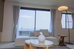 a living room with a white vase on a coffee table at Vast Bleu IWAYA in Awaji