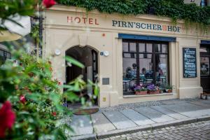 ein Geschäft vor einem Hotel mit Blumen im Fenster in der Unterkunft Pirnscher Hof - Hotel Garni in Pirna