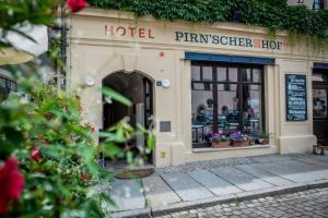 una tienda frente a un hotel con flores en la ventana en Pirnscher Hof - Hotel Garni, en Pirna
