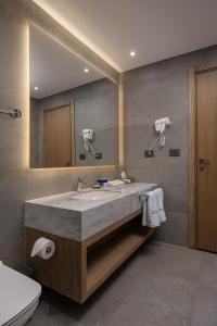 Un baño con lavabo, espejo e inodoro. en Riverside Hotel, en El Cairo