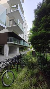 un groupe de vélos garés devant un bâtiment dans l'établissement Design Vistula old town apartment free parking, à Cracovie