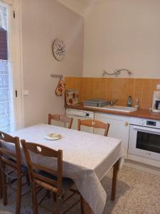 Η κουζίνα ή μικρή κουζίνα στο Appartement Le Vigan +6 φωτογραφίες