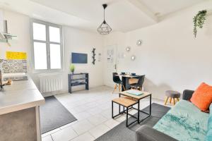 a living room with a couch and a table at Le Solençon de 1 à 4 personne Hypercentre in Cognac