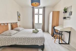 a small bedroom with a bed and a desk at Le Solençon de 1 à 4 personne Hypercentre in Cognac