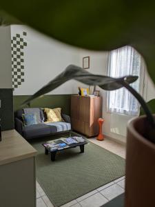 Χώρος καθιστικού στο La parenthèse colorée +23 φωτογραφίες