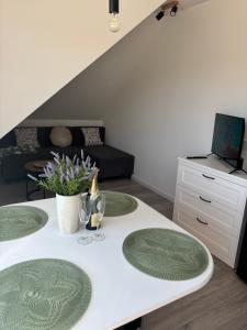 a living room with three green plates on a table at Apartman Bojnice Kúpele in Bojnice