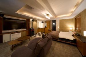 Habitación grande con cama y TV. en ホテル フェスタ 葉山, en Hayama 60 fotos más