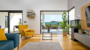Χώρος καθιστικού στο Lakeside Luxury Retreat in the Heart of Tushemisht