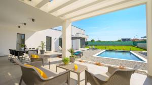 Πισίνα στο ή κοντά στο Lakeside Luxury Retreat in the Heart of Tushemisht