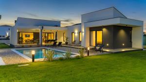 Πισίνα στο ή κοντά στο Lakeside Luxury Retreat in the Heart of Tushemisht