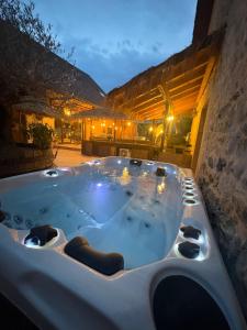 een jacuzzi aan de zijkant van een gebouw bij Calme maison de campagne in Cressin-Rochefort