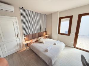 Un dormitorio con una cama con dos almohadas encima. en La Suite N4 exclusive rooms, en Alghero